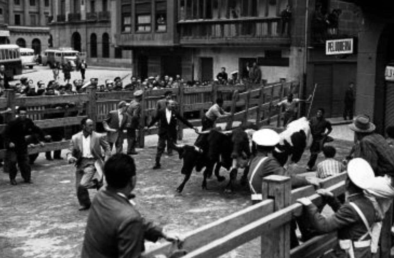 20 Black and White Photos of People Running With the Bulls